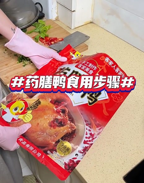 药膳鸭食用步骤